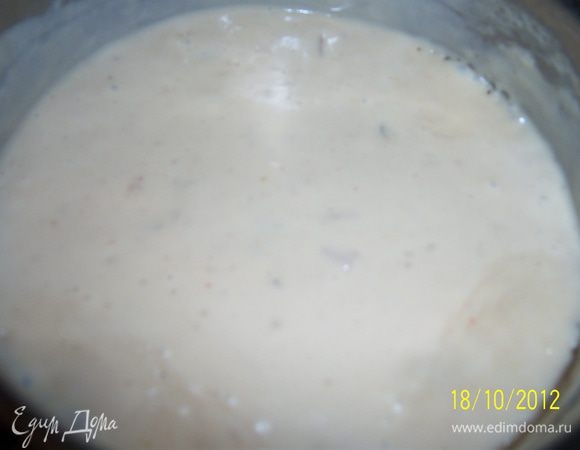 достать рулетики, бульон оставить для соуса. Растереть оставшуюя часть масла с мукой до однородной массы, выложить в остывший бульон, добавить сливки, посолить, поперчить, перемешать, накрыть и нагревать 1 - 2 минуты.