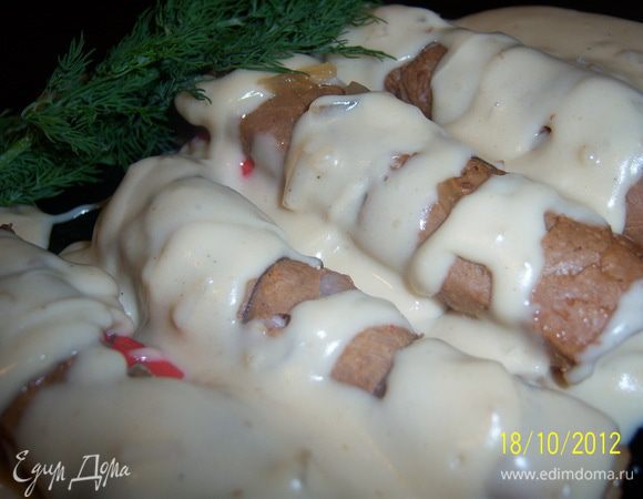 снять нитки с рулетиков и подавать полив соусом. ПРИЯТНОГО АППЕТИТА!