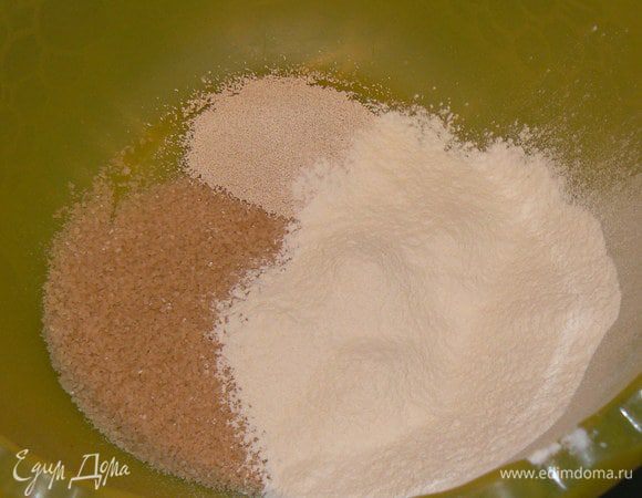 Смешать дрожжи, сахар, соль и 1/3 муки. 