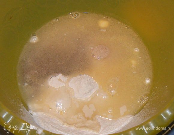 Растворить в 150 мл теплой воды сливочное масло и при постоянном помешивании ввести в мучную смесь.