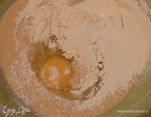 Добавить яйцо и оставшуюся муку. Замесить тесто и вымешивать 2-3 мин.