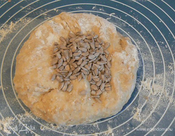 Добавить 2/3  семечек и перемешать.