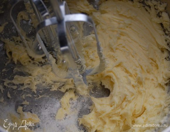 Взбить масло с сахарной пудрой.