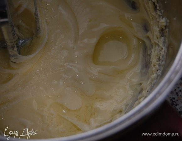 Постепенно добавить белки, непрерывно взбивая.