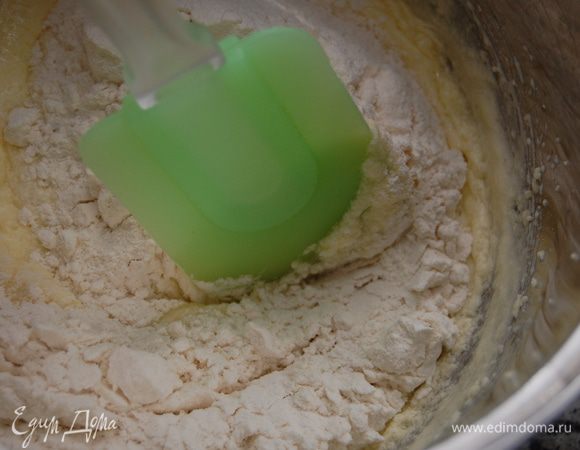 Миксер выключить. Просеять муку с крахмалом и аккуратно перемешать лопаткой.