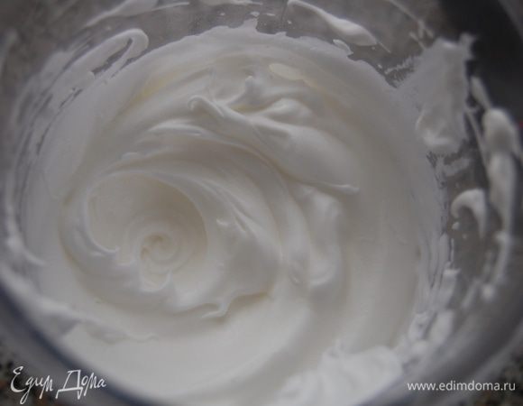 Шоколадный бисквит. Включать духовой шкаф на 220 гр.
Взбить белки до мягких пик. Продолжая взбивать добавить сахарную пудру и довести до жестких пик. Убрать белки в холодильник.
