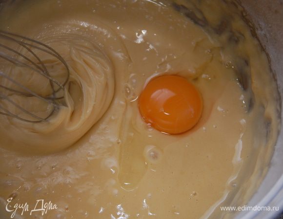 Просеять миндальную муку, сахарную пудру и пшеничную муку. По одному добавить яйца, каждый раз тщательно вымешивать (работаем миксером на средней скорости).