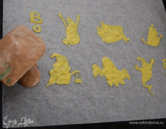 Добавить просеянное какао. Размешать. В три этапа ввести белки (аккуратно работаем лопаткой). В последнюю очередь ввести в смесь сливочное масло и хорошенько размешать, чтобы масло не осело на дне. Достать из холодильника заготовку с рисунком и аккуратно перенести её на противень. Распределить поверх рисунка тесто,  помогая лопаткой.  Делать всё нужно очень быстро, иначе цветное тесто поплывет. Из за страха что мои Касперы превратяться в размытые пятна – этот шаг я не запечатлела на фото.  Поставить в духовку на 8-10 мин. 