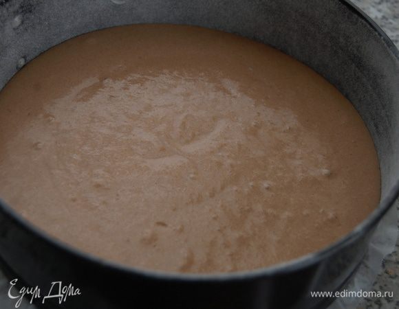 Остаток теста вылить в форму, которую предварительно выстелить бумагой для выпечки, стенки смазать маслом и присыпать мукой. 