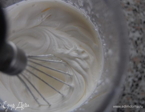 Приступим к приготовлению основного крема. Ягоды разморозить в сите чтобы лишняя жидкость ушла. Пересыпать сахаром и оставить при комнатной температуре. Желатин замочить в трех столовых ложках кипяченой воды комнатной температуры и оставить для набухания, согласно инструкции на упаковке. Сливки взбить до средних пик и убрать в холодильник. 