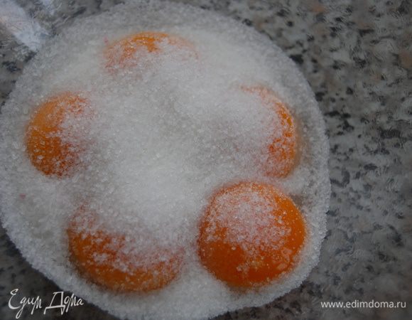 Желтки взбить с сахаром ручным венчиком,