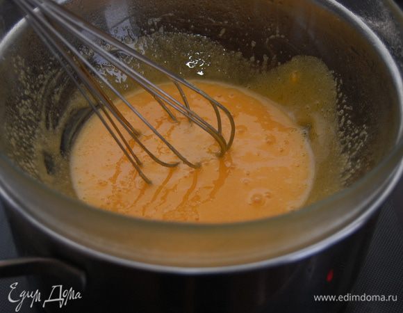 поставить на водяную баню. Посуда не должна соприкасаться с водой. Постоянно помешивая прогреть смесь до полного растворения сахара. 