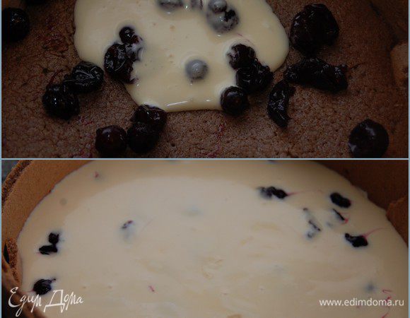 Я не стала смешивать ягоды с кремом, поскольку  смородина  окрасила бы крем в фиолетовый цвет. А мне хотелось в разрезе видеть маленькие ягодки на фоне молочного цвета. Поэтому, на дно формы выложить часть ягоды, залить небольшим количеством крема и убрать в морозилку на 10 минут, для желирования. Затем достать форму: еще слой ягод + крем. Опять в морозилку. И так до тех пор, пока не закончится крем. Поместить форму с тортом в холодильник на 1 час.