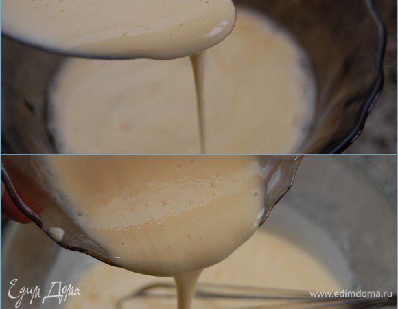 Распущенный и охлажденный до комнатной температуры желатин смешать с тремя столовыми ложками крема. Хорошенько размешать. Тонкой струйкой (при постоянном помешивании) ввести желатиновую смесь в крем. 