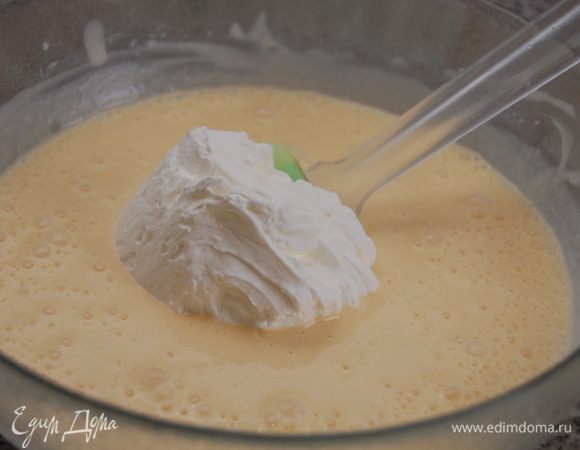 Подмешать в крем методом складывания взбитые сливки. 