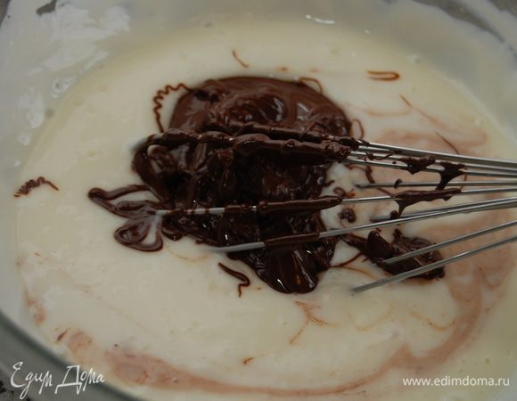 Не дожидаясь, пока шоколад остынет, подмешать его к оновной массе. 