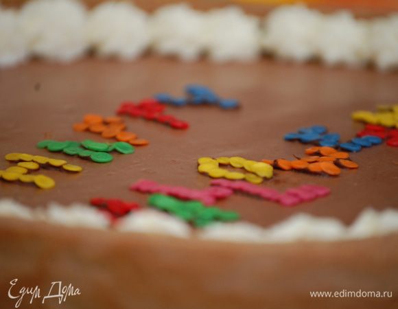 Верх торта украсила надписью, по краю – звездочки из взбитых сливок. 