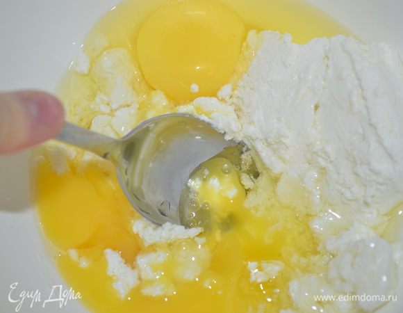 Творог растереть с яйцами.