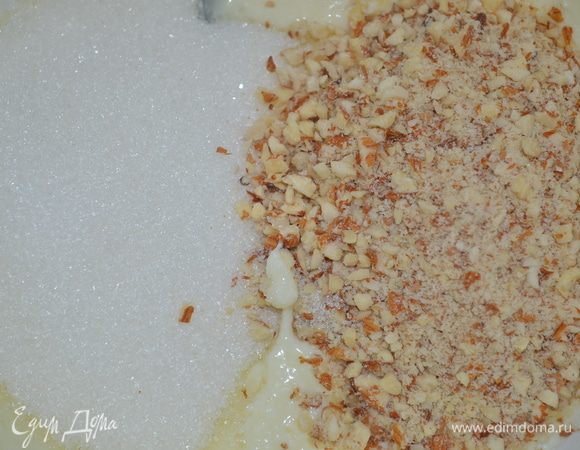 Добавить сахар и молотый миндаль.