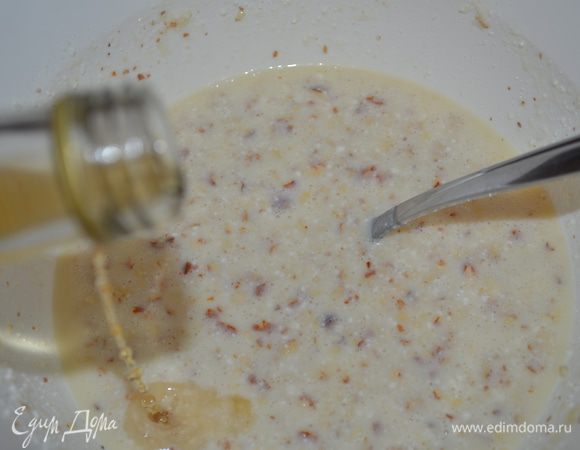 Добавить коньяк и молоко.