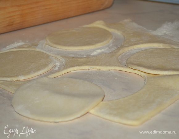 Тесто раскатать не сильно тонко и разрезать его на 12 равных квадратов, а затем из каждого квадрата вырезать круг большой чашкой. Диаметр примерно 10 см. Кстати говоря, можно оставить и квадраты, просто пирожные будут не совсем классическими, но на вкусе не отразится.