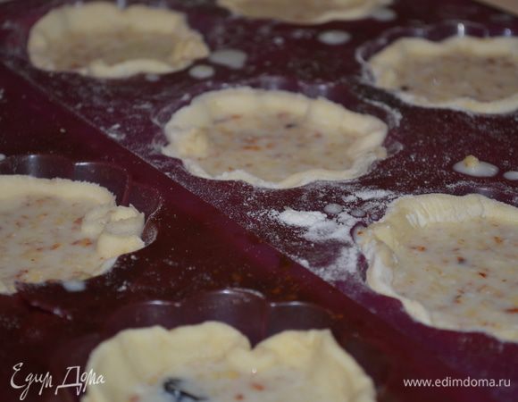 Вылить в каждую заготовку начинку по самые края.