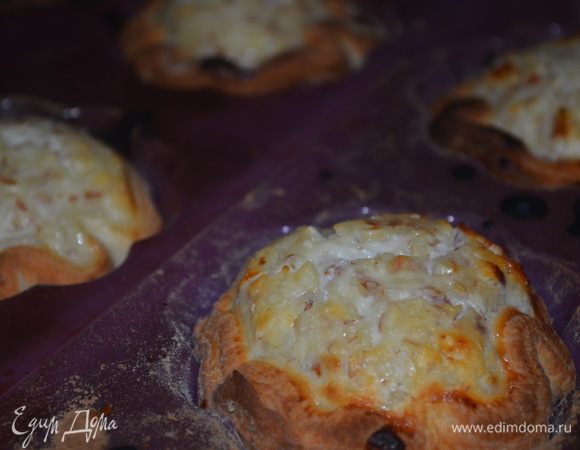 Выпекать 15–20 минут при 220°C, начинка должна подняться, а тесто — зарумяниться.