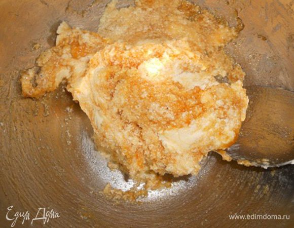 масло,сахар и повидло растереть ложкой