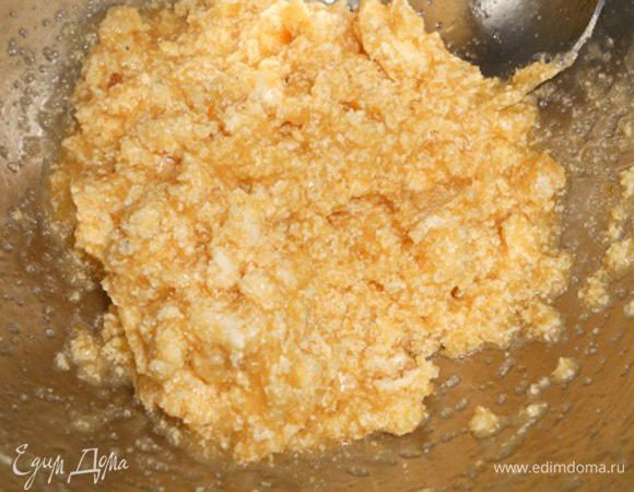 добавить корицу, ванил. сахар, соду и соль и гарячую воду, перемешать