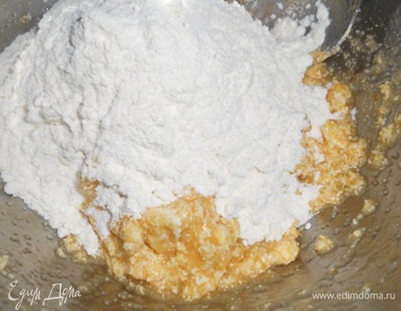 добавить пшеничную муку и перемешать