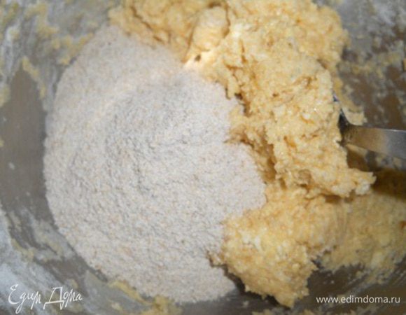 добавить овсянную муку и замесить тесто