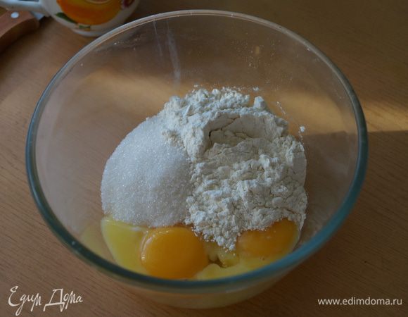 Для начала приготовим заварной крем: Желтки смешать с мукой и сахаром