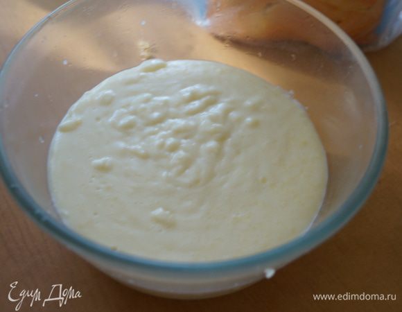 Молоко вливаем в кастрюлю и  доводим до кипения, снимаем с огня и добавляем яичную смесь, постоянно помешивая. Ставим на медленный огонь и помешивая варим до загустения (минут 10). Снимаем крем с огня и даем остыть до комнатной температуры, затем накрываем  посуду с кремом пищевой пленкой и ставим в холодильник.