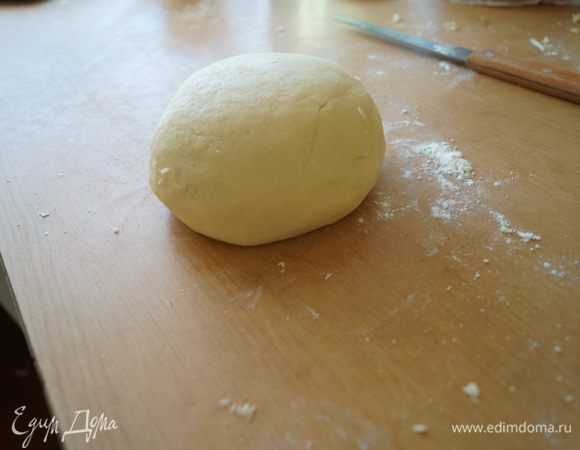 Для приготовления теста берем размягченное сливочное масло, добавляем сахар и растираем. Затем добавляем яйца и ром, перемешиваем, постепенно добавляем муку и замешиваем эластичное, гладкое тесто. Заворачиваем тесто в пищевую пленку и убираем его в холодильник на 1-2 часа.