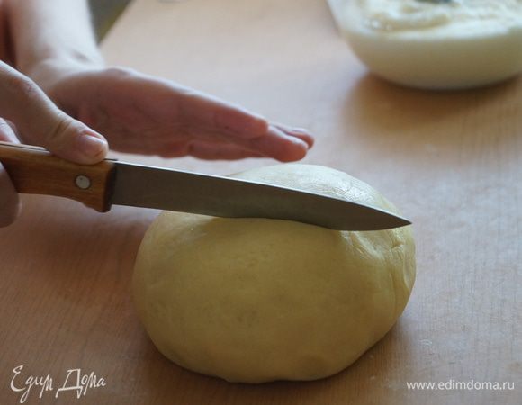 Охлажденное тесто делим на 2 части: одну большую (для основы) и другую поменьше (для верха пирога и украшения)