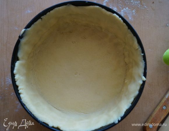 Большую часть теста раскатываем в пласт и выкладываем в форму для выпечки