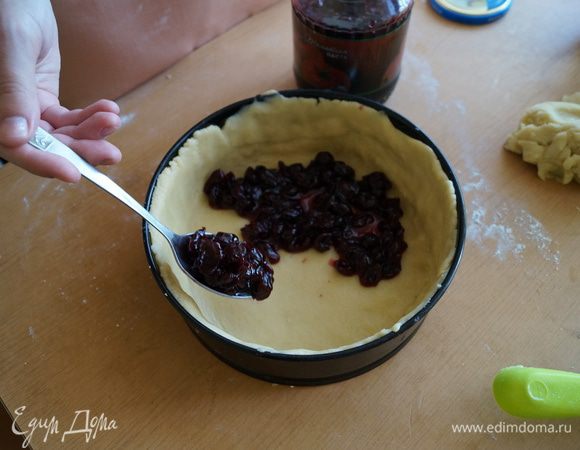 На тесто выкладываем вишню без сока