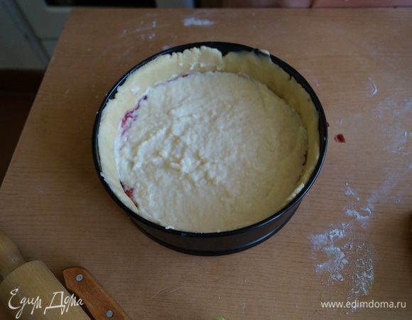 Затем сверху выкладываем остывший заварной крем и аккуратно распределяем по поверхности