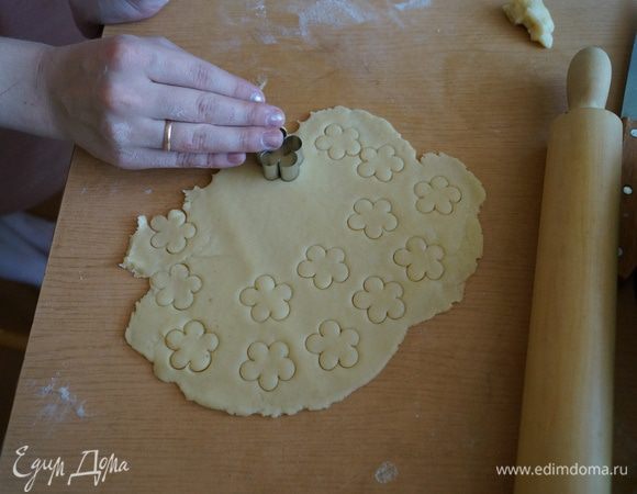 От меньшей части отделить кусочек теста на украшение, а остатки раскатать и накрыть верх пирога, аккуратно защипывая края, что бы не вытекла начинка. Тесто для украшения раскатываем  и вырезаем из него фигурки, при помощи формочек.