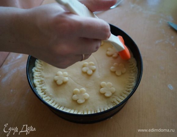 Украшения выложить на верх пирога и смазать пирог взбитым желтком