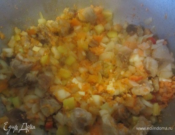 Овощи нарезать не крупно и добавить к мясу, пережаривать до золотистого цвета.
