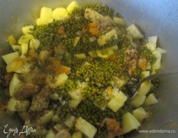 Добавить нарезанный и картофель и маш, посолить и поперчить.