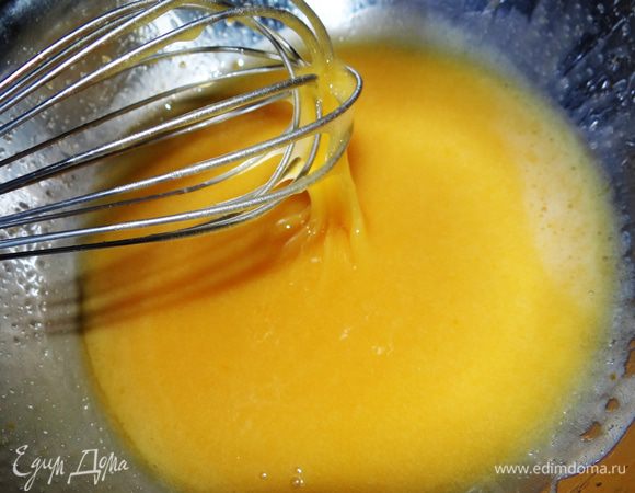 Добавить ванильный сахар, все тщательно взбить. Аккуратно влить растительное масло...