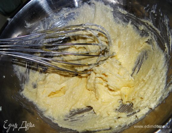 Штрейзель: масло тщательно растереть с сахаром.