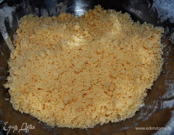 Добавить муку.  Получится такая крошечка.