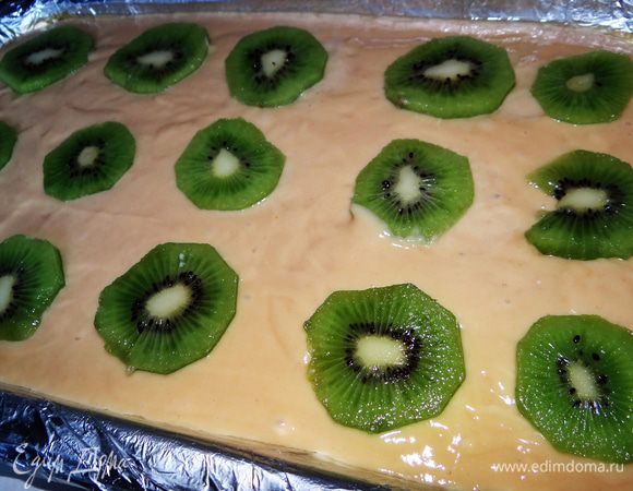 Тесто вылить в форму, смазанную маслом. Сверху уложить киви.