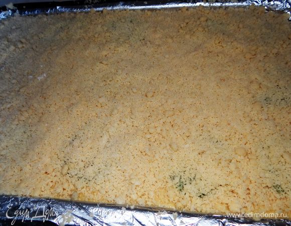 И пересыпать крошечкой. Выпекать 25-30 минут при 18-190*С. 
Проверить на готовность деревянной шпажкой (сухая - готово, влажная - еще допечь).