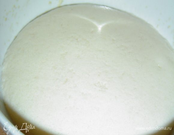 В 100 мл теплого молока разводим дрожжи, добавляем сахар, соль и 1 ч.л. муки, перемешиваем и оставляем до появления " шапочки".