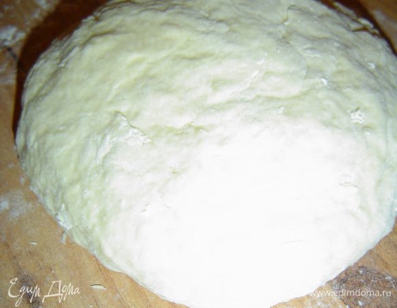 Желтки смешиваем со 150 мл молока, вливаем опару и добавляем просеянную муку, замешиваем нежное, немного липнущее к рукам тесто. Кладем его в миску, сверху немного посыпаем мукой, накрываем полотенцем и ставим подходить в теплое место на 30 минут.