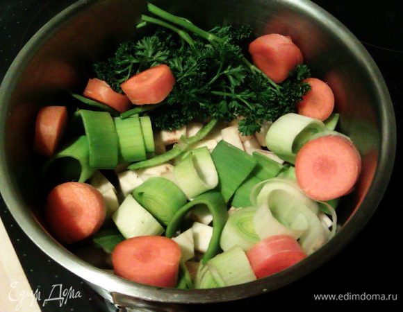 Крупно нарезаем овощи и петрушку, выкладываем в небольшую кастрюльку.